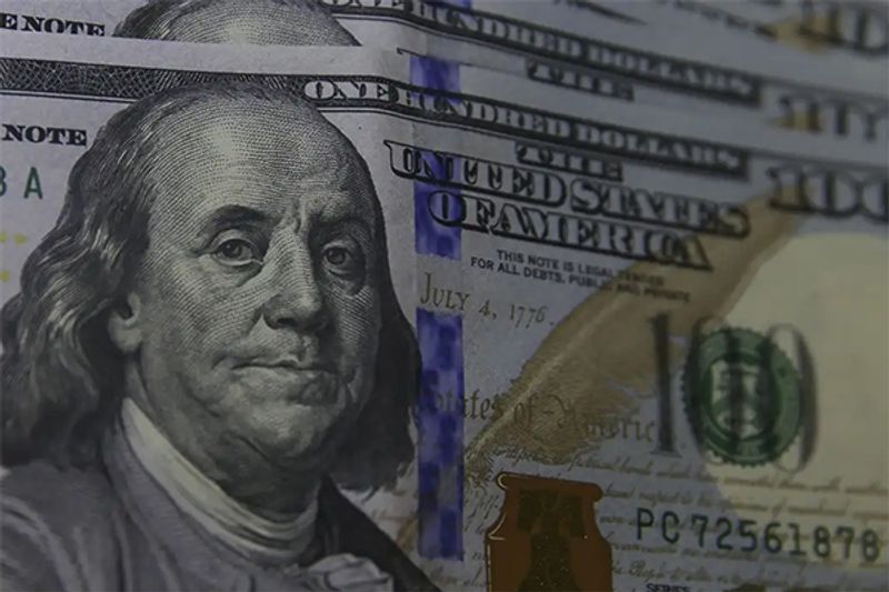 Dólar abre em leve queda nesta sexta-feira após ter disparado um dia antes