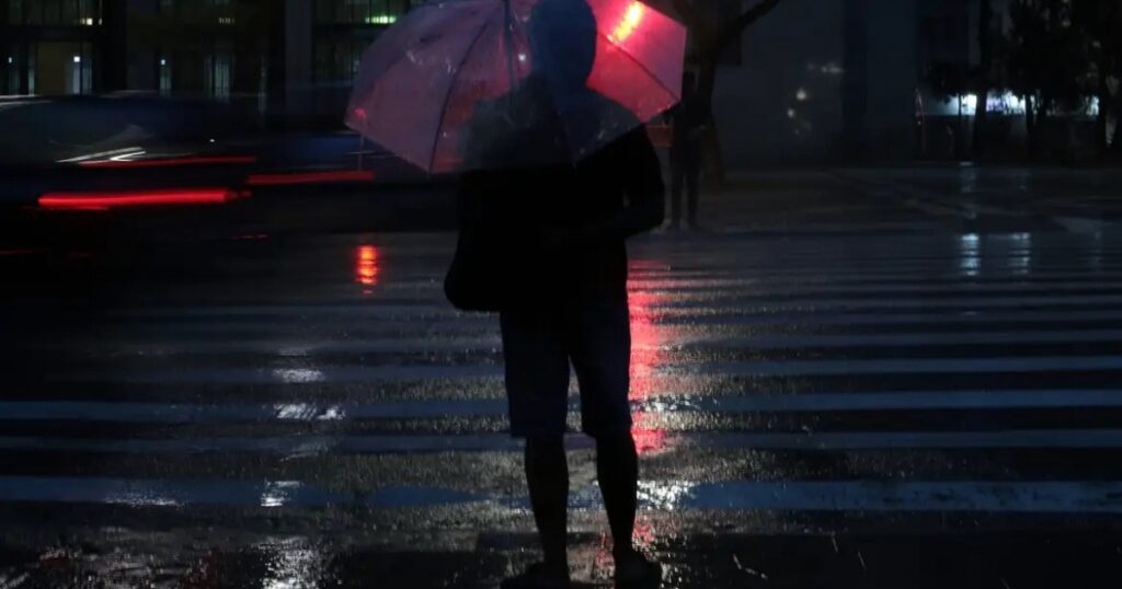 Duas pessoas morrem após serem levadas por enxurradas durante fortes chuvas em SP