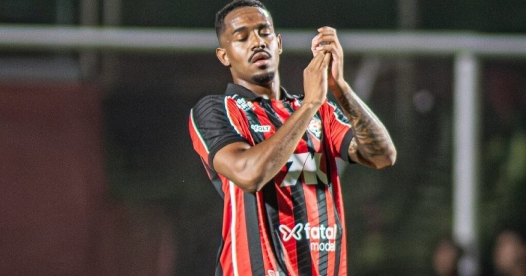 Edu sofre “lesão preocupante” e volta ao departamento médico do Vitória