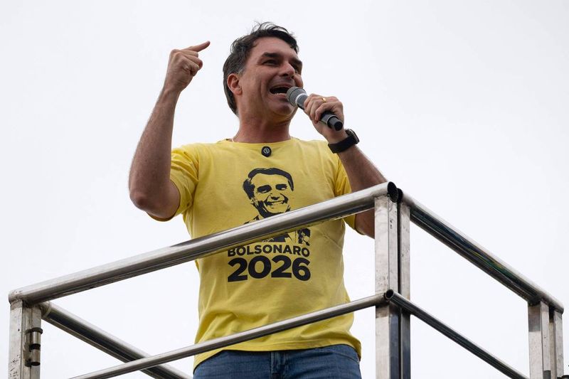 Flávio Bolsonaro chama terceira via de sequelada em jingle e diz que centrão vai cair do cavalo