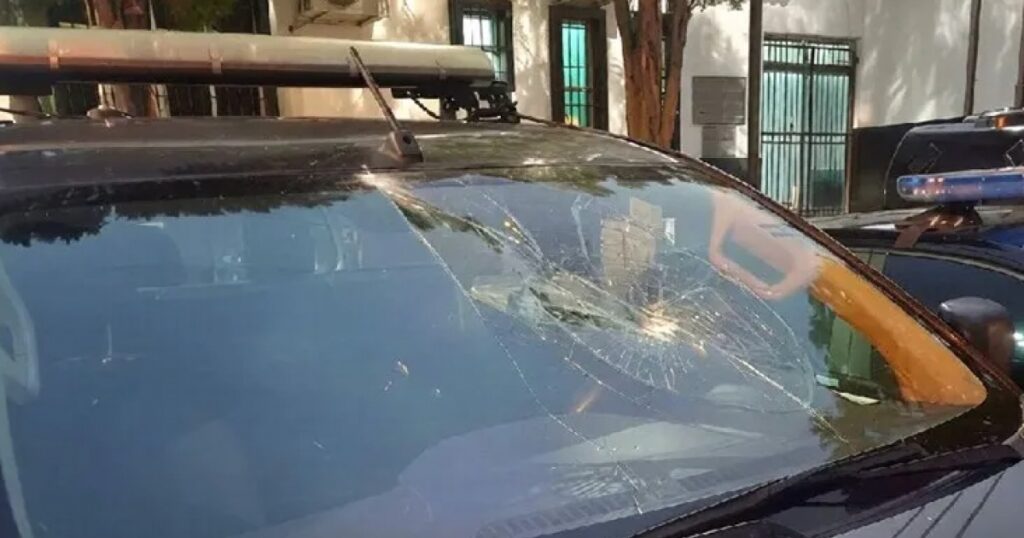 Homem é preso em flagrante após tentar destruir viatura em frente a delegacia de Brumado