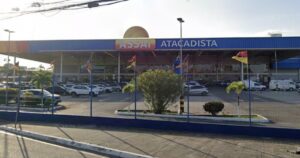 Justiça determina que Assaí informe paradeiro de cães comunitários retirados de unidades em Salvador e Lauro de Freitas