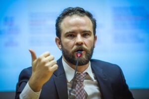 Lula confirma Dario Durigan como ministro da Fazenda: 'É dele que vocês vão cobrar muitas coisas'