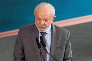 Lula diz que brasileiros gastam muito com cachorros e que a China 'não deve ter esse problema'