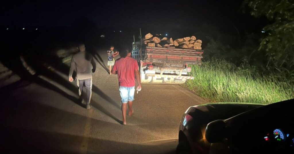 Motociclista sofre amputação de perna em acidente com caminhão na BA-545 em Jaguaquara