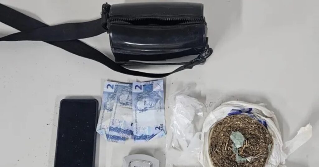 Mulher é presa por tráfico de drogas após perseguição policial em Igaporã