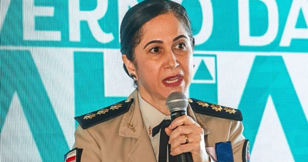 Oficial se emociona ao relembrar trajetória na PM-BA durante evento Mulheres em Movimento