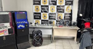 Operação prende quatro e encontra armas, drogas, máquinas caça-níqueis e animais silvestres na Bahia