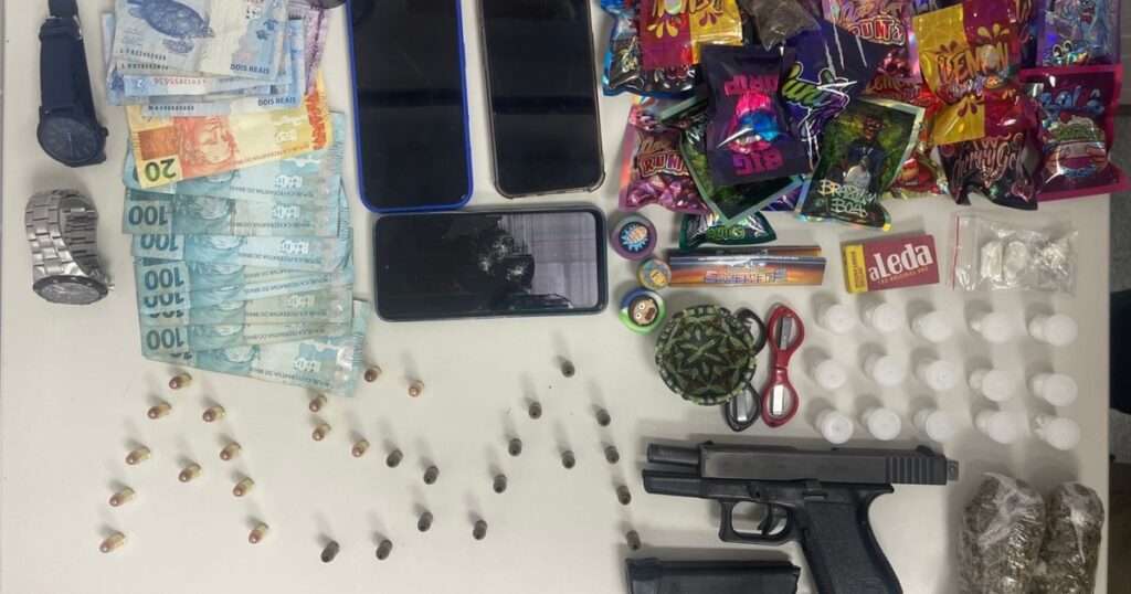 PM prende suspeitos com arma de fogo e drogas em Feira de Santana