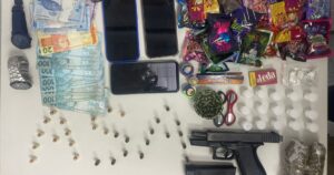 PM prende suspeitos com arma de fogo e drogas em Feira de Santana