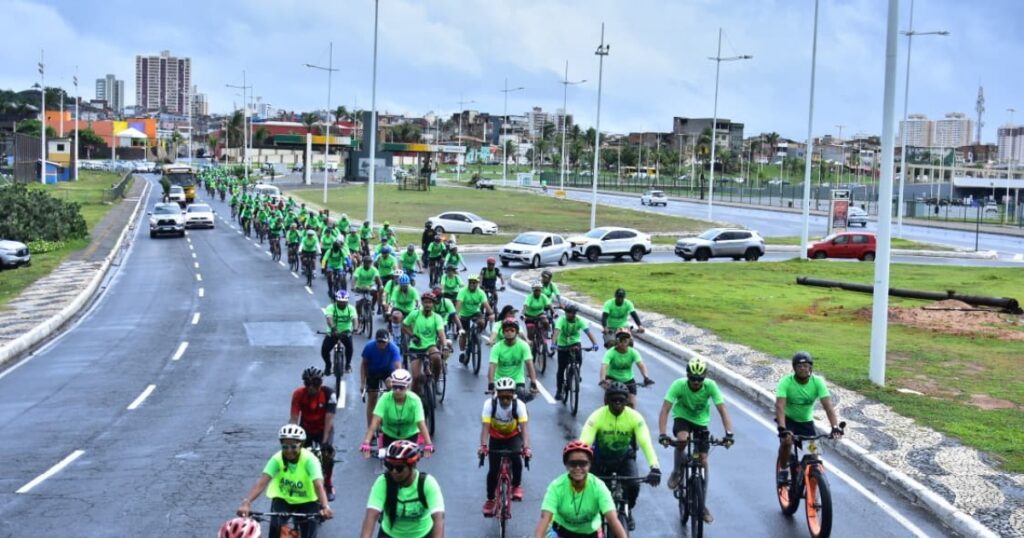Pedal da Cidade reúne ciclistas para passeio pela orla de Salvador em celebração aos 477 anos da capital baiana