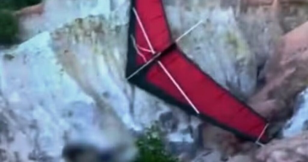 Piloto de parapente fica ferido após queda em praia de Porto Seguro