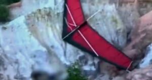 Piloto de parapente fica ferido após queda em praia de Porto Seguro