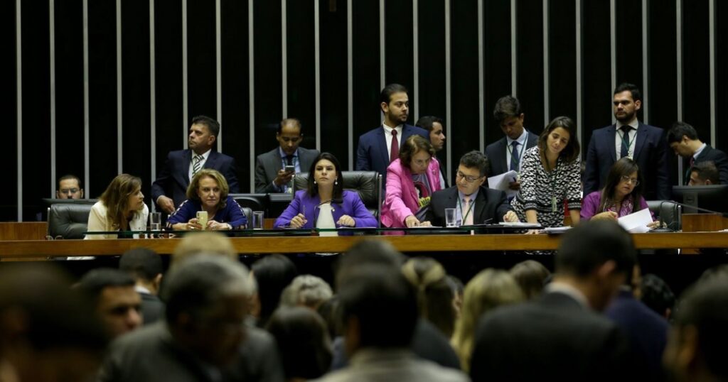 Podcast 'Democracia Incompleta' discute défict causado por barreiras impostas a mulheres em espaços de poder