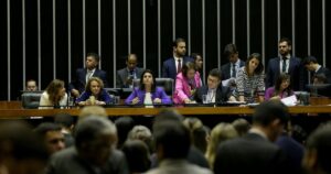 Podcast 'Democracia Incompleta' discute défict causado por barreiras impostas a mulheres em espaços de poder