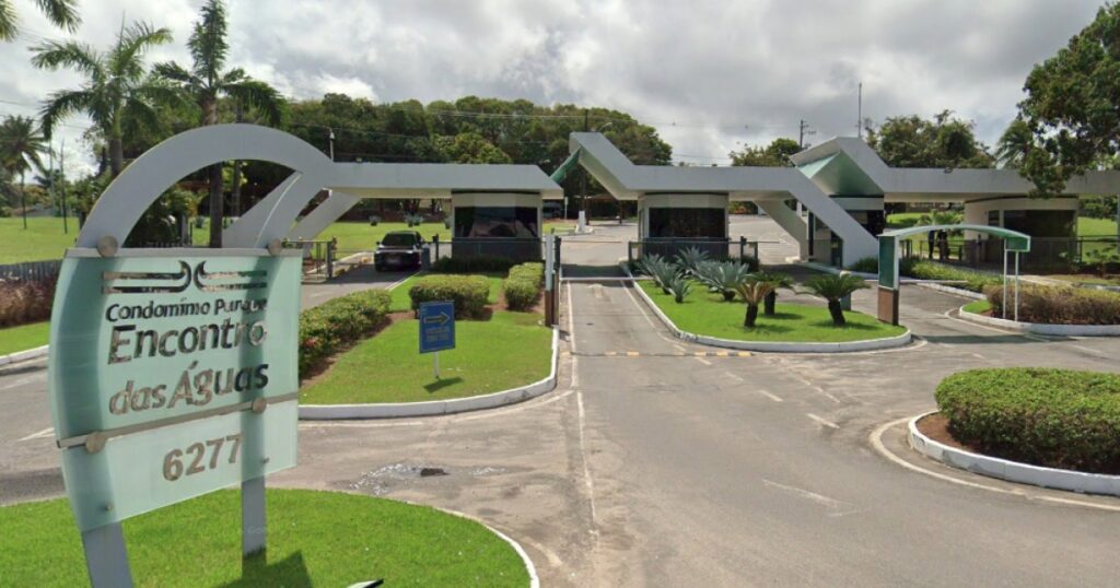 Polícia Civil cumpre mandados em condomínio de alto padrão em Lauro de Freitas