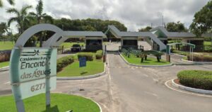 Polícia Civil cumpre mandados em condomínio de alto padrão em Lauro de Freitas