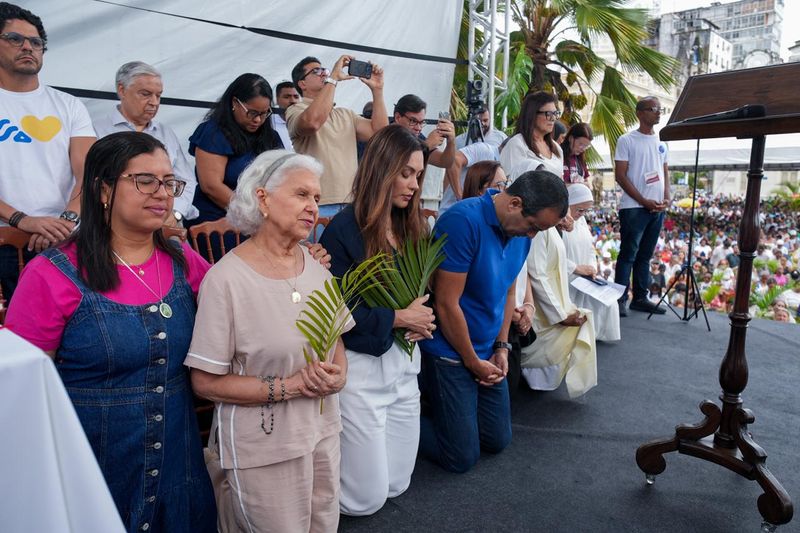 Prefeito Bruno Reis participa de Domingo de Ramos e destaca avanços de Salvador no dia do aniversário da cidade