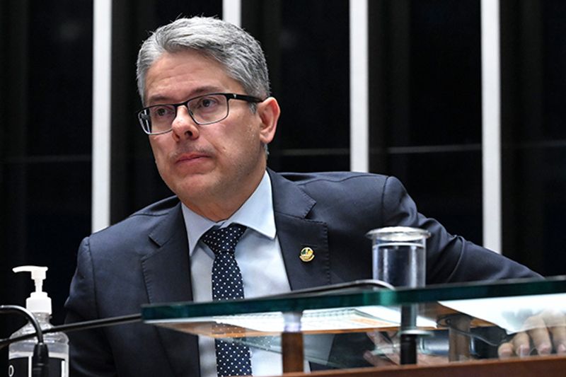 Senador obtém número mínimo de 27 assinaturas para abrir CPI contra Moraes e Toffoli por caso Master