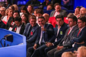 'Tem que virar a página da desconfiança com Michelle e Tarcísio', diz Flávio Bolsonaro nos EUA