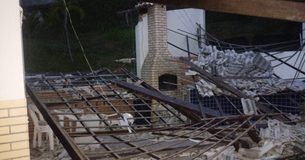 Teto de quiosque desaba e atinge quatro pessoas em condomínio no Cidade Jardim