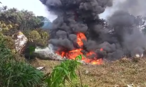 VÍDEO: Avião militar com mais de 100 soldados cai na Colômbia