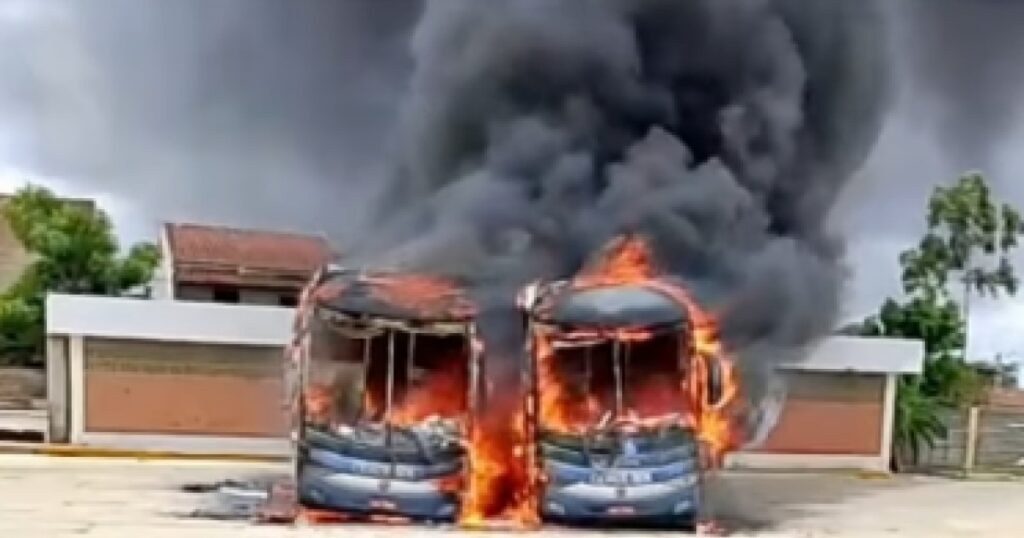 VÍDEO: Incêndio atinge três ônibus da Cidade Sol dentro de garagem em Irecê