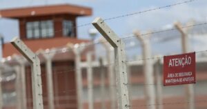 Vorcaro teve surto, esmurrou parede da cela, gritou nomes de autoridades e recebeu atendimento médico, diz coluna