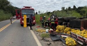 Motorista fica preso às ferragens após caminhão tombar perto de Ipiaú