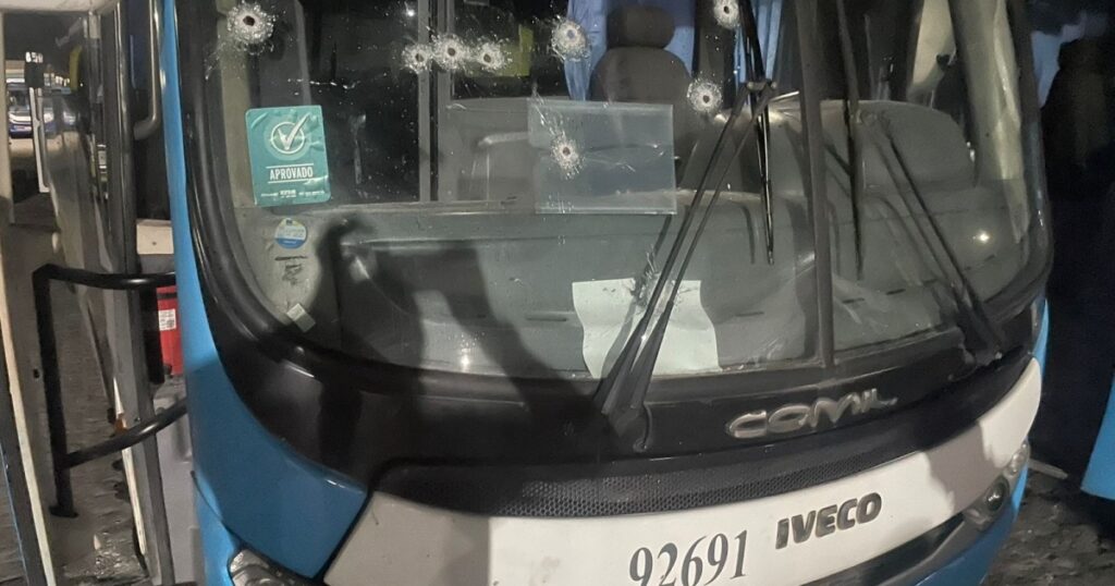 Ônibus a serviço da Mercado Livre é alvo de ataque a tiros na Bahia