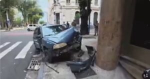 Acidente entre dois carros deixa pessoa ferida no bairro do Comércio, em Salvador