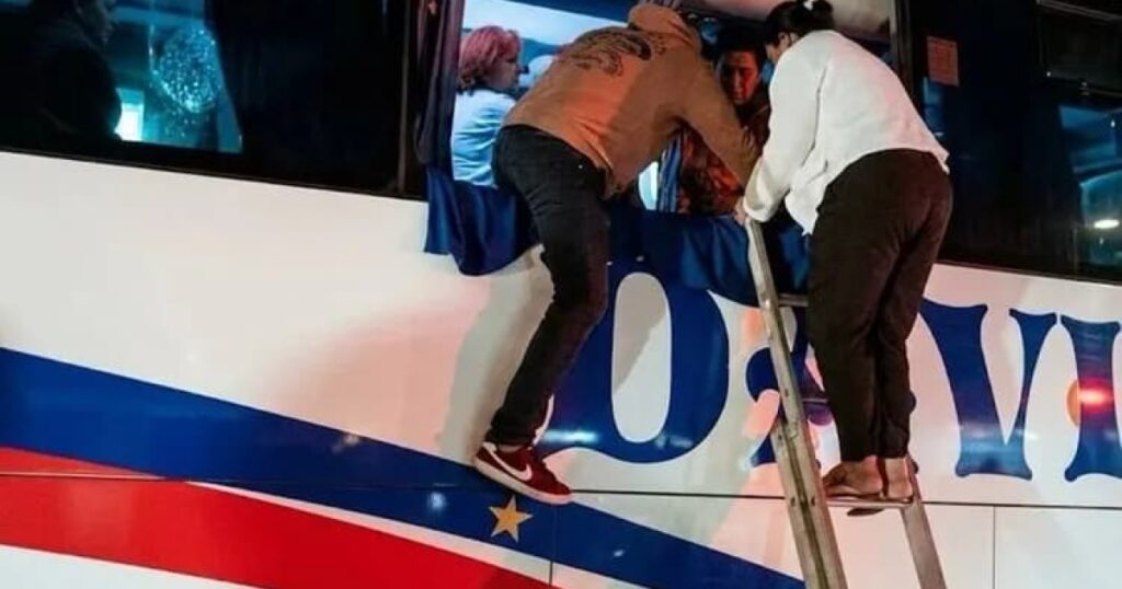 Acidente entre ônibus e caminhão bitrem deixa um morto em Brumado