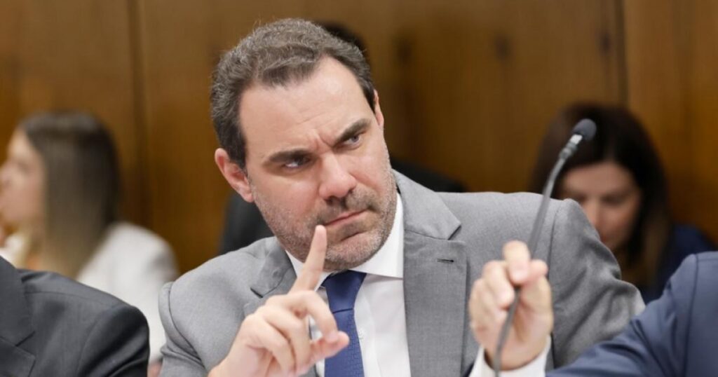 Adolfo Viana assina pedido para que Câmara vote com urgência projeto que acaba com a "taxa das blusinhas"