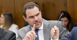 Adolfo Viana assina pedido para que Câmara vote com urgência projeto que acaba com a "taxa das blusinhas"