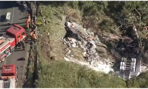 Caminhão cai em ribanceira e deixa um morto em SP