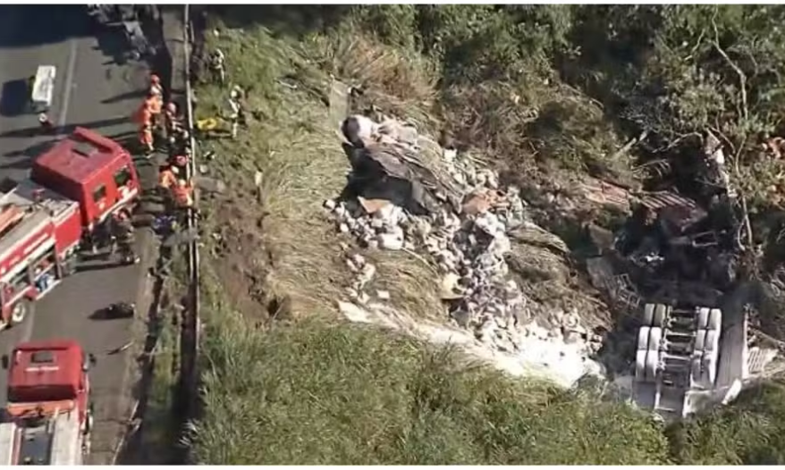 Caminhão cai em ribanceira e deixa um morto em SP