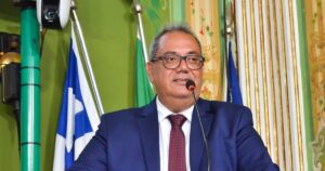 Carlos Muniz apresenta projeto que proíbe cobrança em áreas de embarque e desembarque em Salvador