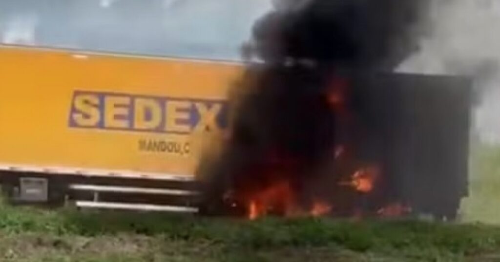 Carreta dos Correios pega fogo na BR-324 e interdita trânsito por 4 horas