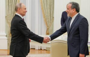 Chanceler do Irã desembarca na Rússia e vai se encontrar com Putin; entenda o motivo da viagem