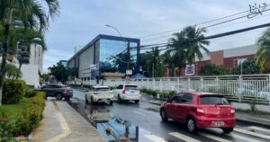 Corpo com marcas de tiros é encontrado próximo ao Salvador Shopping, no Caminho das Árvores