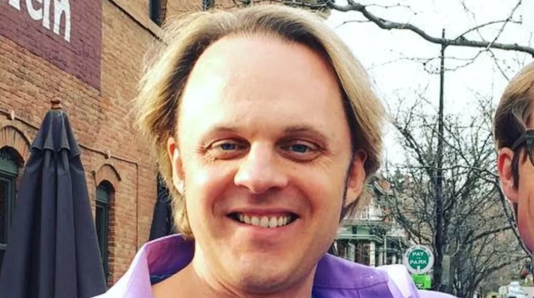 David Wilcock, voz influente sobre OVNIs e temas paranormais, morre aos 53 anos.