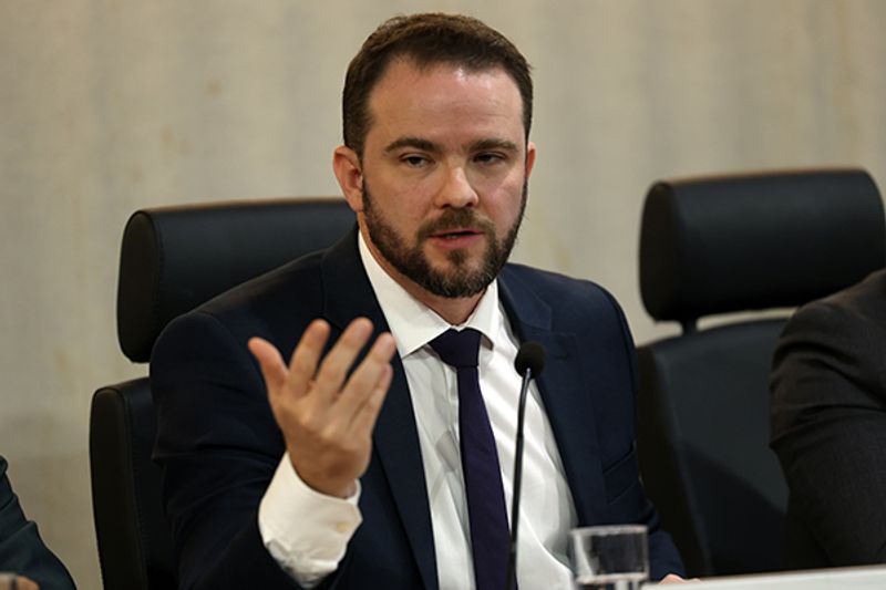 Diesel será mais caro nos estados que não aderiram ao programa do governo, diz Durigan