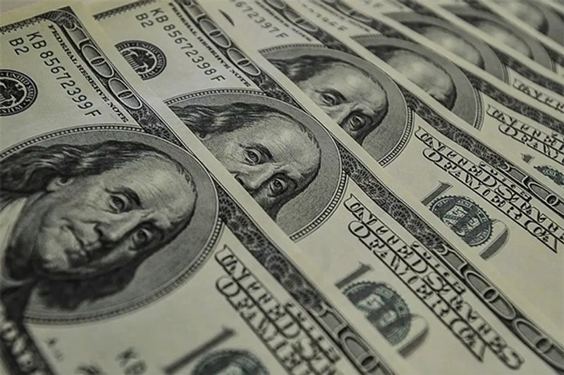 Dólar abaixo de R$ 5 sugere momento favorável para compra, dizem analistas