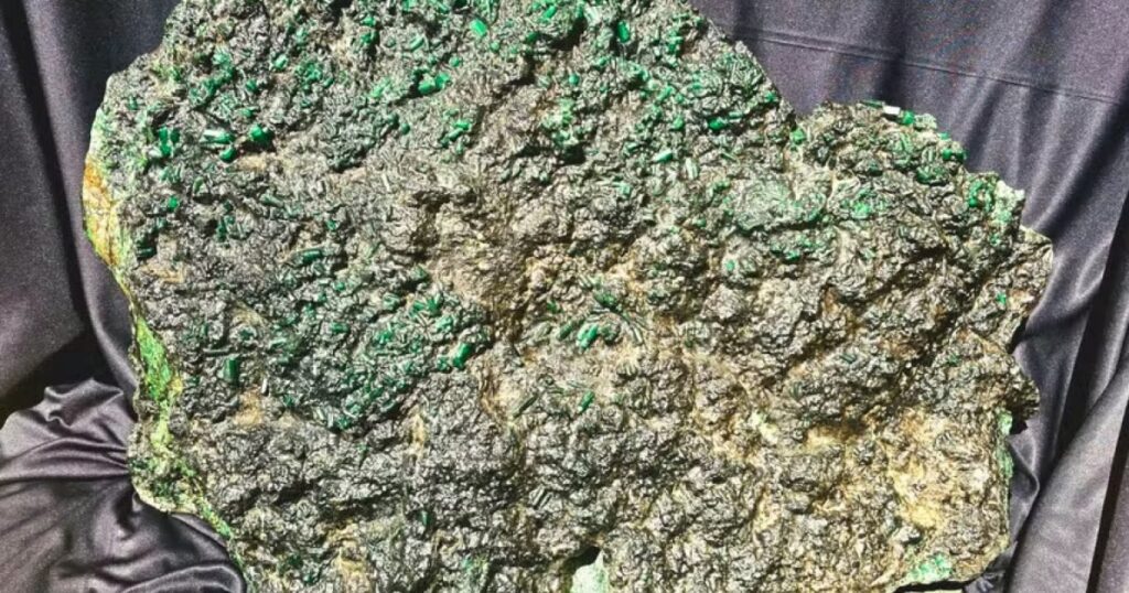 Esmeralda de 142 kg encontrada na Bahia vai a leilão com lance inicial de quase R$ 80 milhões