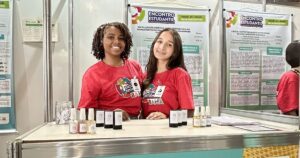 Estudantes baianas inovam e desenvolvem perfume em formato de bastão