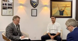 Financial Times traça perfil de Flávio Bolsonaro, que diz à revista inglesa que Lula faz do Brasil uma "colônia chinesa"