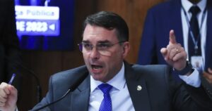 Flávio Bolsonaro tenta conter crise e liga para Eduardo e Nikolas Ferreira após troca de críticas