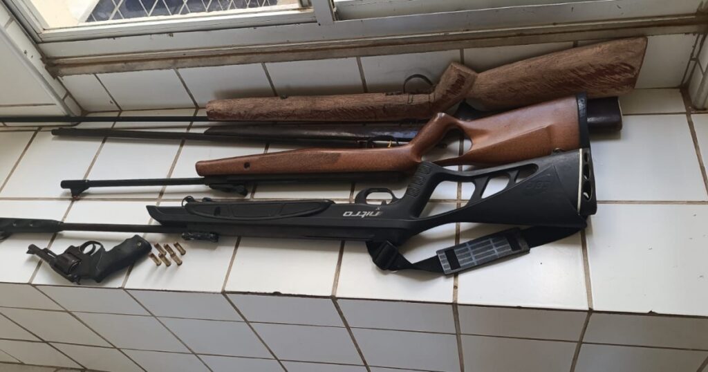 Homem é preso com arsenal após denúncia de agressão contra mulher em Xique-Xique