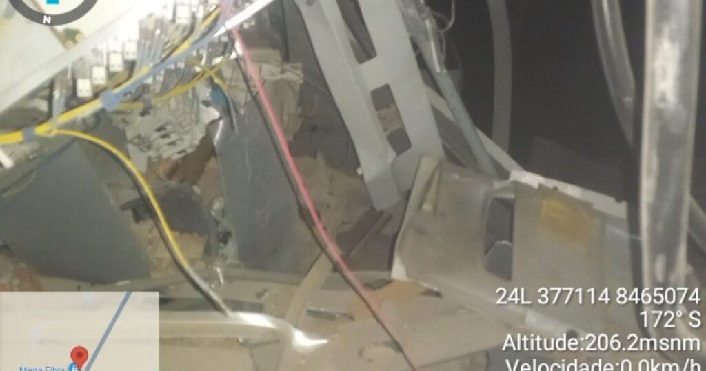 Homem morre após carreta colidir em torre de operadora de celular em Jequié