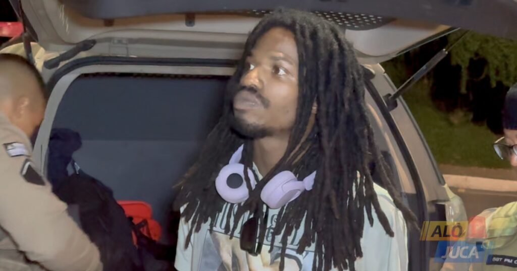 Homem nigeriano é conduzido pela PM após se recusar a pagar conta em restaurante de Itapuã, em Salvador